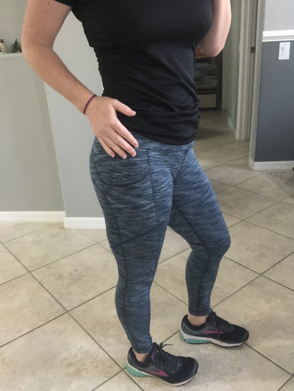 woman wearing leggings with pockets 